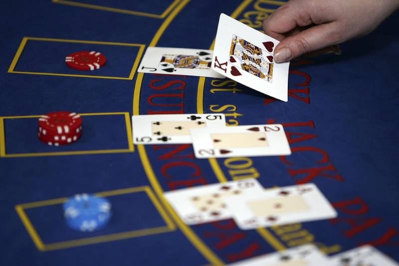 Đếm Bài Trong Blackjack: Truyền Thống Và Online