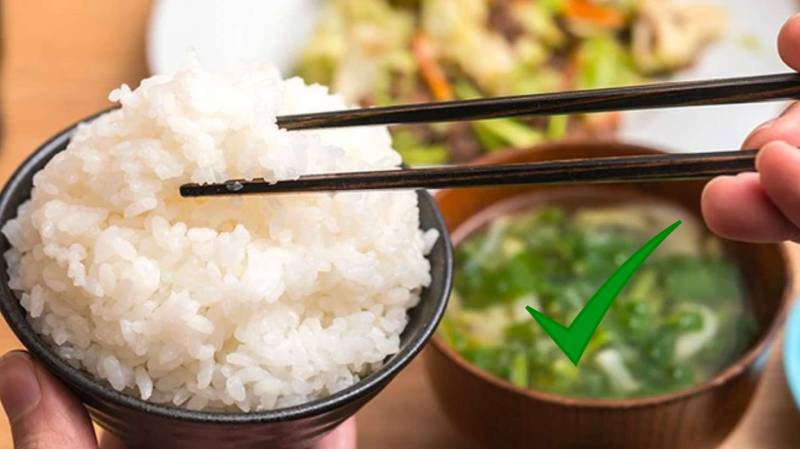 Mơ thấy ăn cơm tại nhà