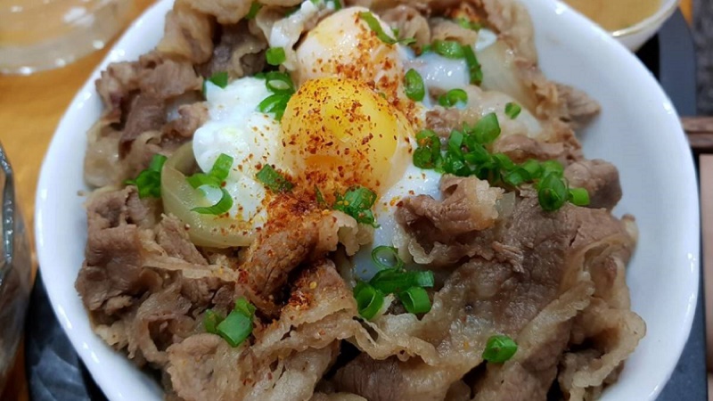 Mơ thấy ăn cơm với thịt bò